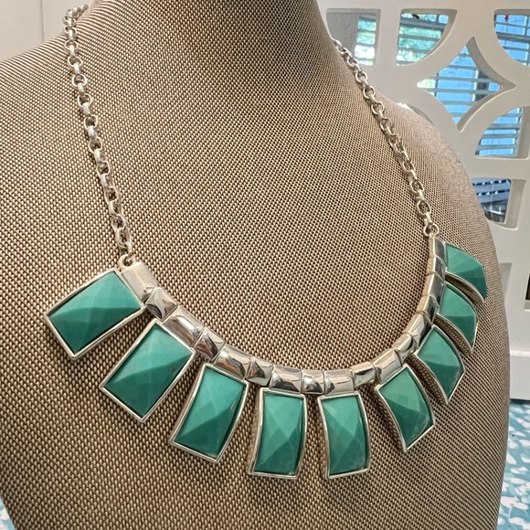 Liz Claiborne statement necklace - Picture 2 of 3